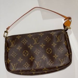 Louis Vuitton authentic Pochette Accessoires Vintage Monogram Canvas Clutch